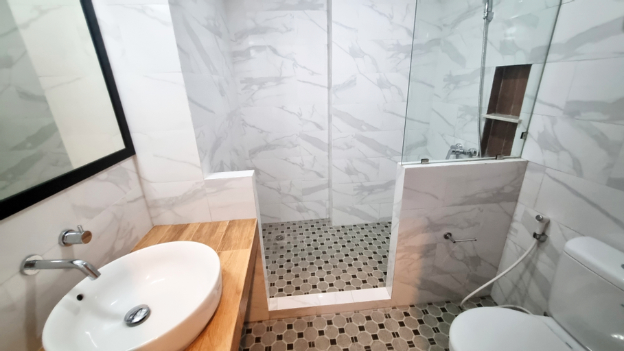 Bathroom 18