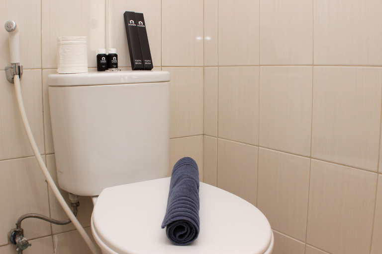 Bathroom 5, Cozy Stay Studio Urbantown Karawang Apartment By Travelio, Karawang