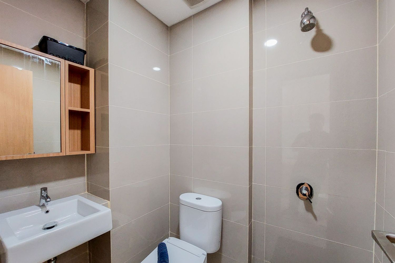 Bathroom 5, Studio Apartment with Cozy Design at B Residence By Travelio, South Tangerang