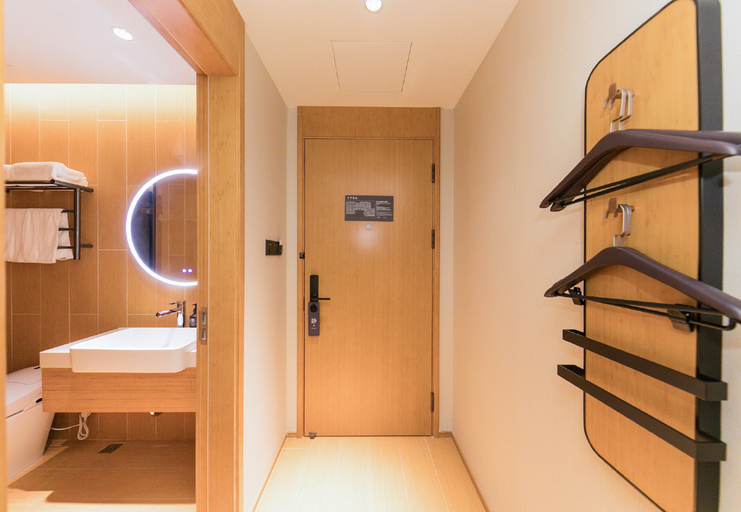 Bathroom 4, Ji Hotel (Shanghai Expo, Yaohua Road), Shanghai