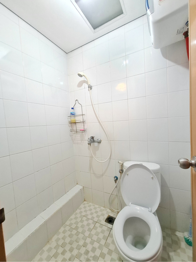 Bathroom, Starlight Studio at Gunawangsa Apartment, Surabaya