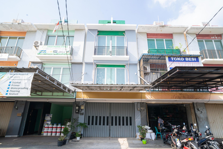 Exterior & Views 2, RedDoorz @ Aralia Harapan Indah, Bekasi