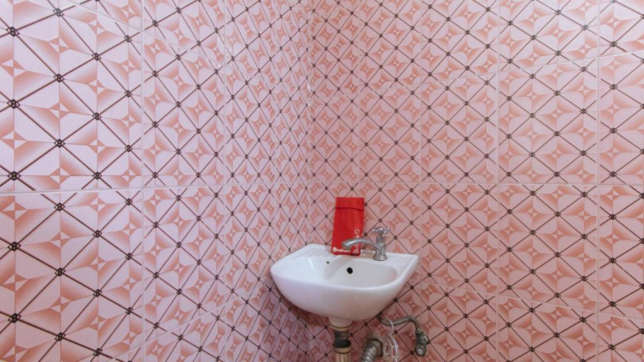 Bathroom 4, RedDoorz @ Golden Victory Hotel Mabalacat Pampanga, Mabalacat