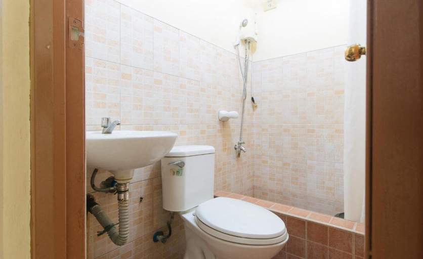 Bathroom 4, RedDoorz @ Goldland Spring Resort Urdaneta City, Urdaneta City