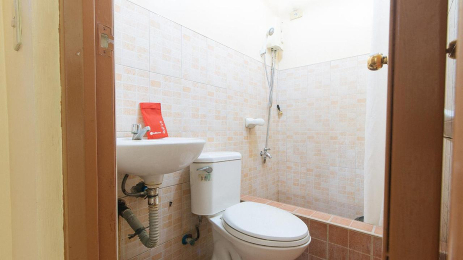 Bathroom 5, RedDoorz @ Golden Park Inn La Union, San Fernando City