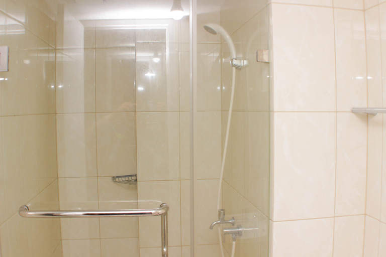 Bathroom 5, Warm and Homey 2BR at Springlake Summarecon Bekasi Apartment By Travelio, Bekasi