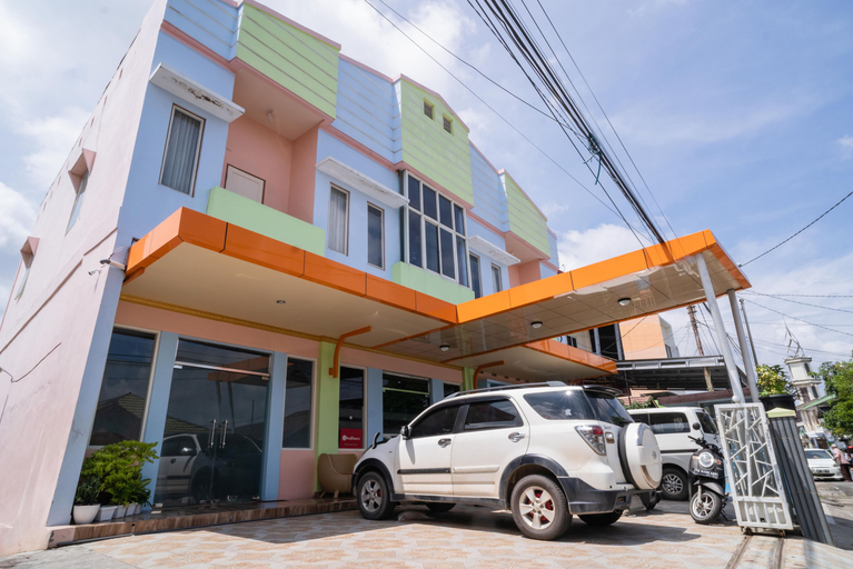 Exterior & Views 2, RedDoorz Syariah near Taman Siring 2, Banjarmasin