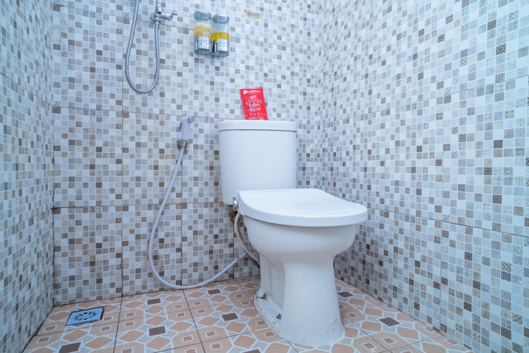 Bathroom 4, RedDoorz Syariah near Taman Siring 2, Banjarmasin