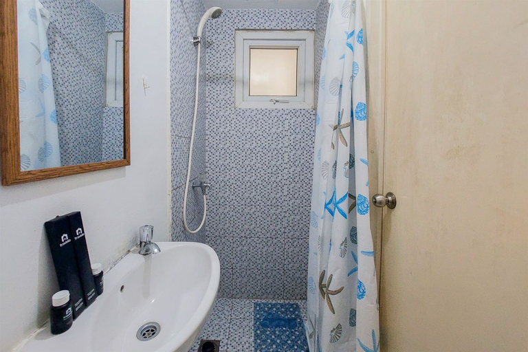 Bathroom 5, Comfortable and Cozy Studio at Aeropolis 3 Apartment By Travelio, Tangerang