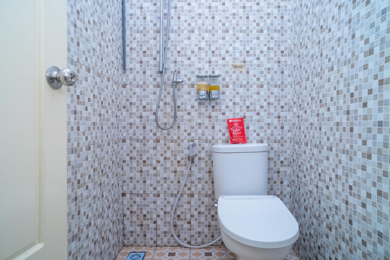 Bathroom 4, RedDoorz Syariah near Taman Siring 2, Banjarmasin