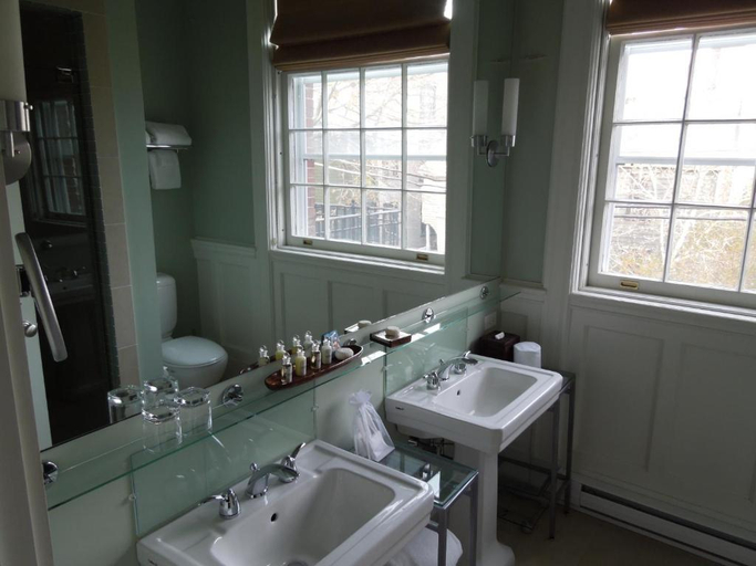 Bathroom, Vanderbilt Auberge Resorts Collection, Newport