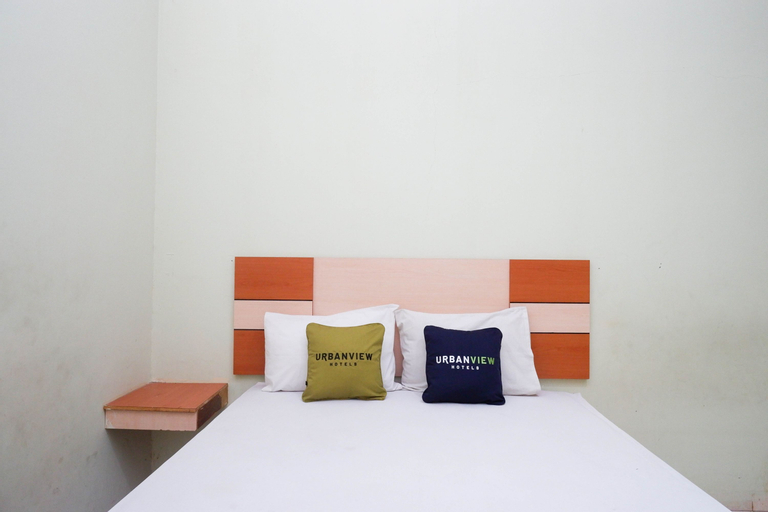 Urbanview Hotel Platinum Parepare - Tap to explore photos