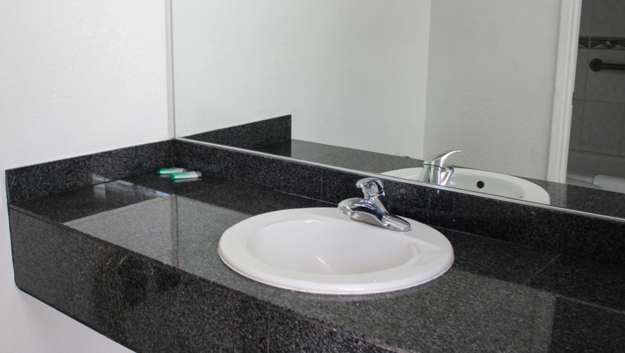 Bathroom 5, Glendale Motel, Los Angeles