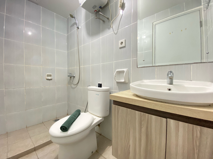 Bathroom 5, Spacious and Homey 2BR Apartment at Newton Residence By Travelio, Bandung