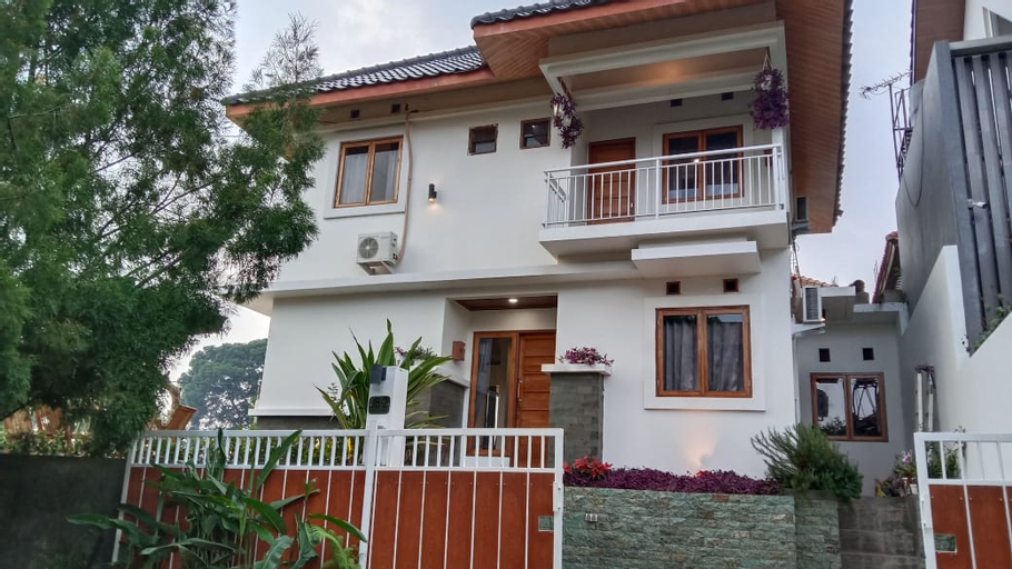 Exterior & Views 2, Villa Amethyst Lembang 4BR JB-2 With Private Pool, Bandung