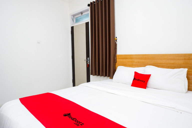 Bedroom 3, RedDoorz near Rita Super Mall Purwokerto, Banyumas