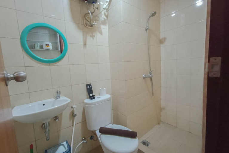 Bathroom 5, Relax Studio at Vida View Makassar Apartment By Travelio, Makassar