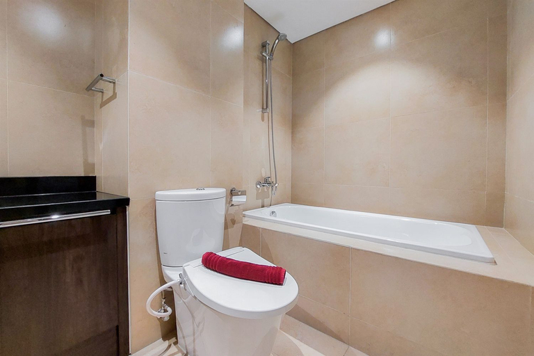 Bathroom 5, Spacious 2BR at Branz BSD Apartment By Travelio, Tangerang Selatan
