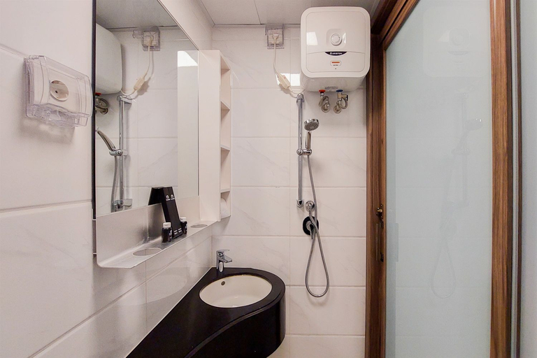 Bathroom 5, Best Choice and Strategic Studio Apartment at Sky House BSD By Travelio, Tangerang Selatan