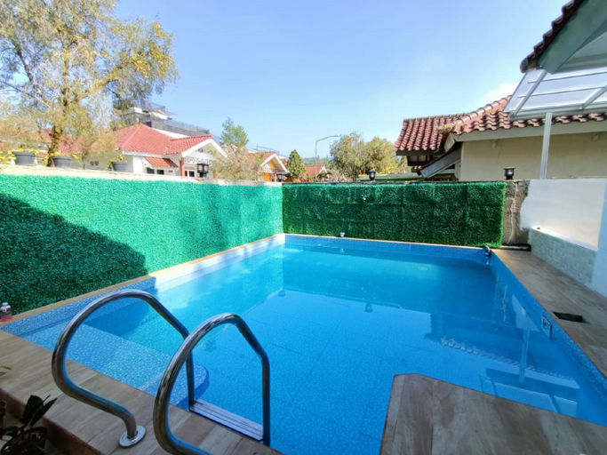 Sport & Beauty 4, Villa Kota Bunga E1-12B with Private Pool and Billiard Puncak, Cianjur