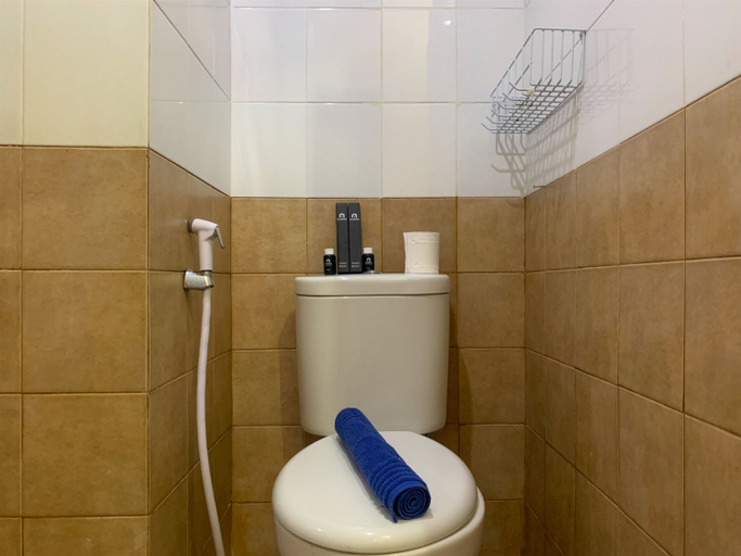 Bathroom 5, Comfort 2BR Apartment at Green Pramuka City By Travelio, Jakarta Timur
