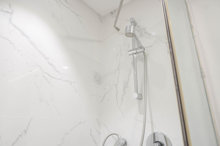 Bathroom 5, Comfort 1BR at CityLofts Sudirman Apartment By Travelio, Jakarta Pusat