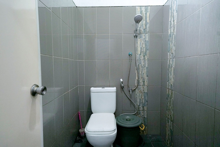 Bathroom, KoolKost @ Tarahan Lampung (Minimum Stay 30 Nights), South Lampung