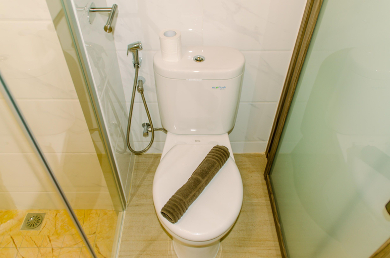 Bathroom 2, Elegant and Tidy 2BR at Sky House BSD Apartment By Travelio, South Tangerang