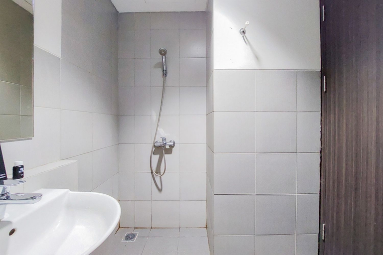 Bathroom 5, Elegant and Comfy Studio Apartment at Bintaro Icon By Travelio, South Tangerang