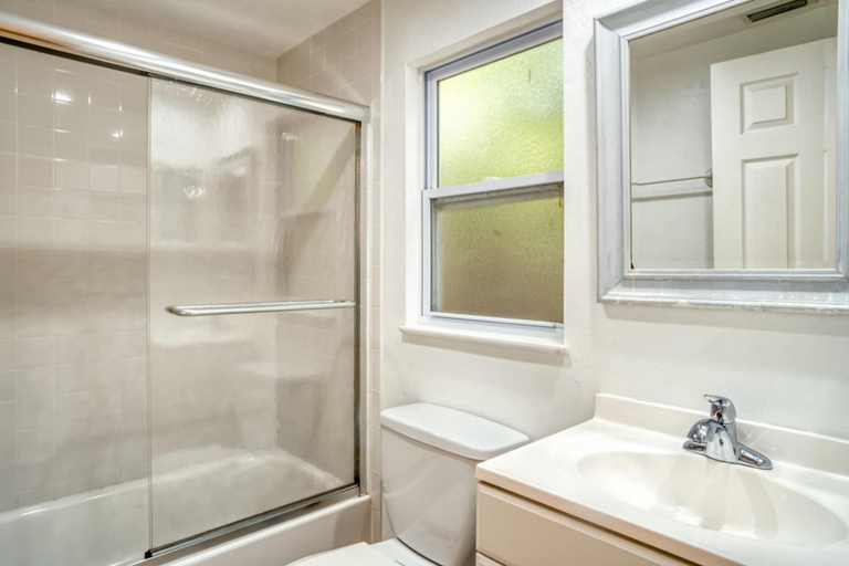 Bathroom, Baywatch Cabana, Lee
