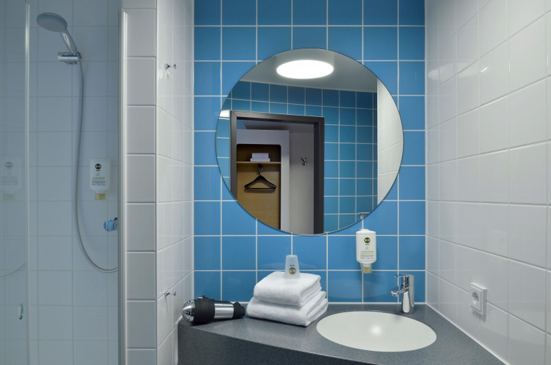 Bathroom 5, B&B Hotel Hamburg-Wandsbek, Hamburg