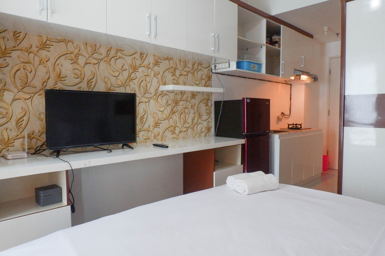 Bedroom 2, Compact and Cozy Studio Apartment at Orchard Supermall Mansion By Travelio, Surabaya