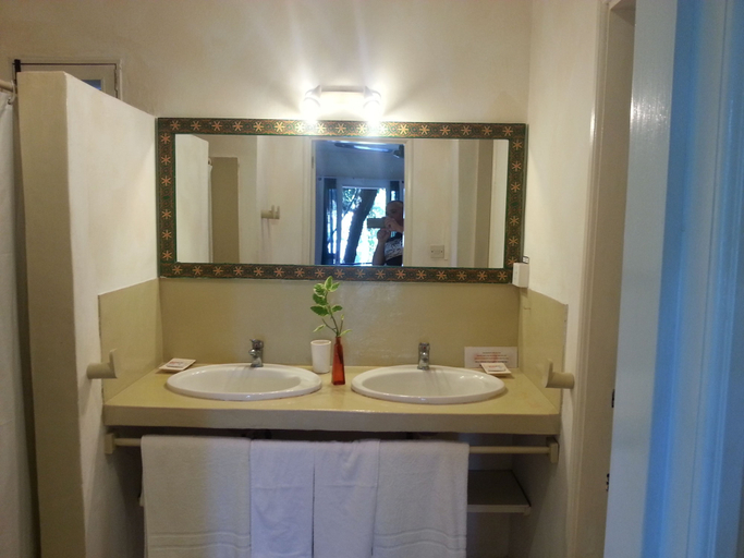 Bathroom 5, Sous Le Badamier