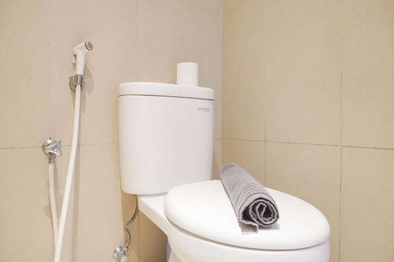 Bathroom 5, Homey and Tidy Studio Apartment Elpis Residence By Travelio, Jakarta Pusat