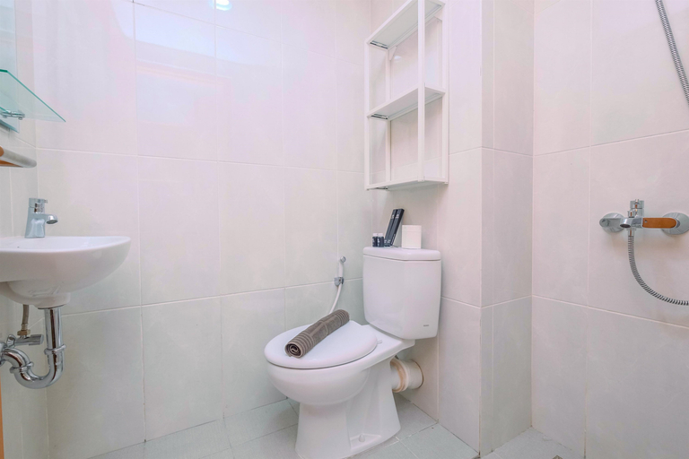 Bathroom 5, Cozy and Simply Studio at Evenciio Margonda Apartment By Travelio, Depok
