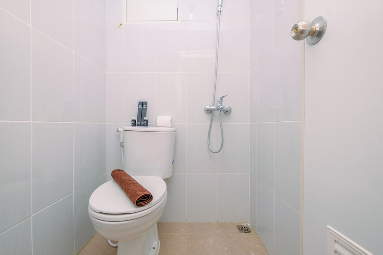 Bathroom 5, Nice and Cozy Studio at La Hub City Apartment By Travelio, South Jakarta