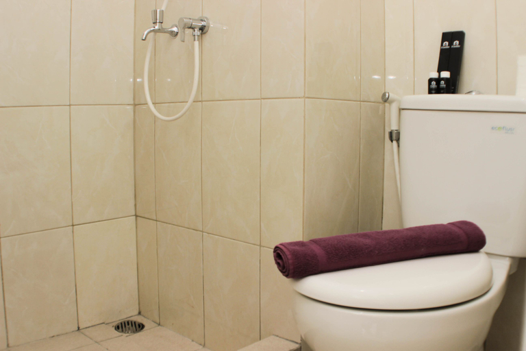 Bathroom 5, Cozy and Modern Studio Apartment at Springlake Summarecon Bekasi By Travelio, Bekasi
