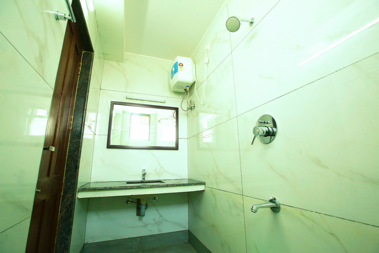 Bathroom 5, Vasantharaja Inn, Puducherry