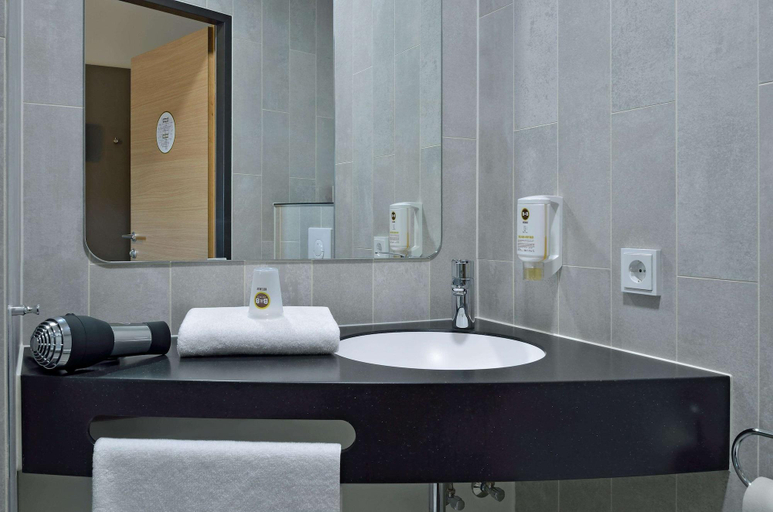 Bathroom 4, B&B HOTEL Essen-City, Essen