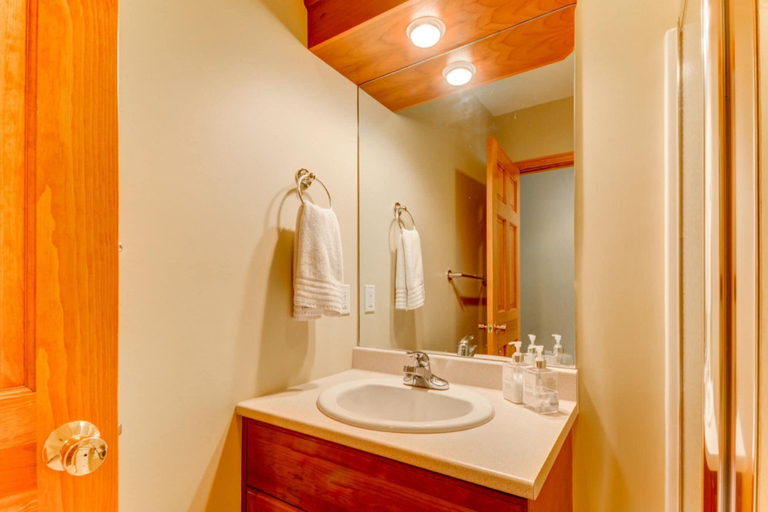 Bathroom 4, H4 Ski Slope Views! Bretton Woods condo with easy access to Mt Washington, Skiing, White Mountains!, Coos