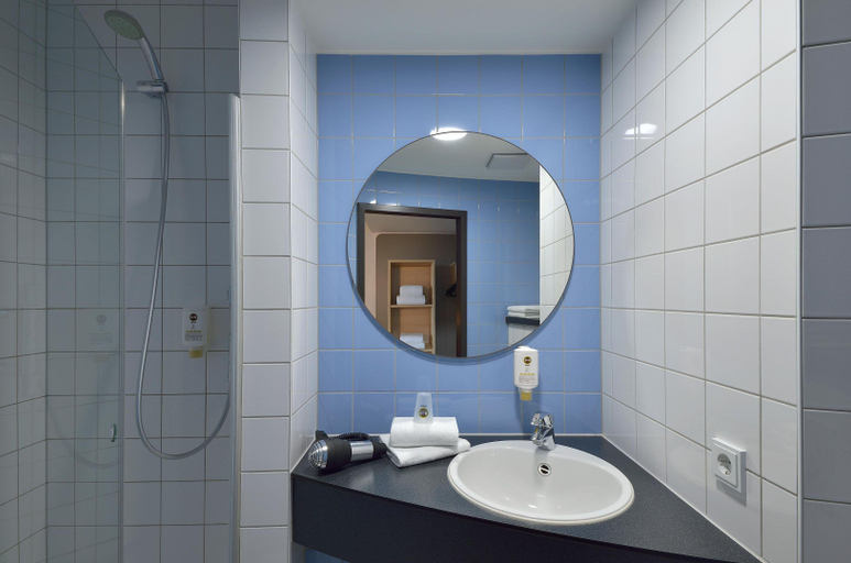 Bathroom 5, B&B Hotel Frankfurt-Hahn Airport, Rhein-Hunsrück-Kreis