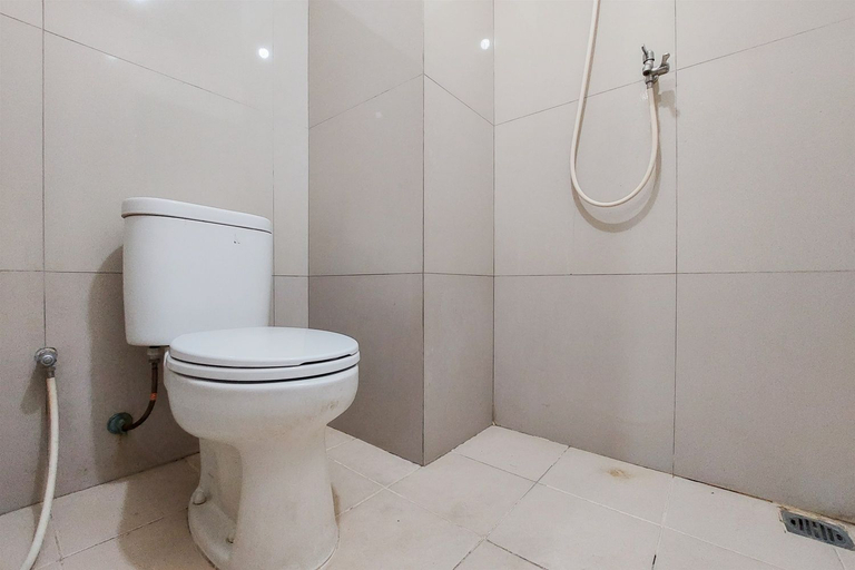 Bathroom 5, Comfort and Cozy Stay Studio Room at Baileys Apartment By Travelio, Tangerang Selatan