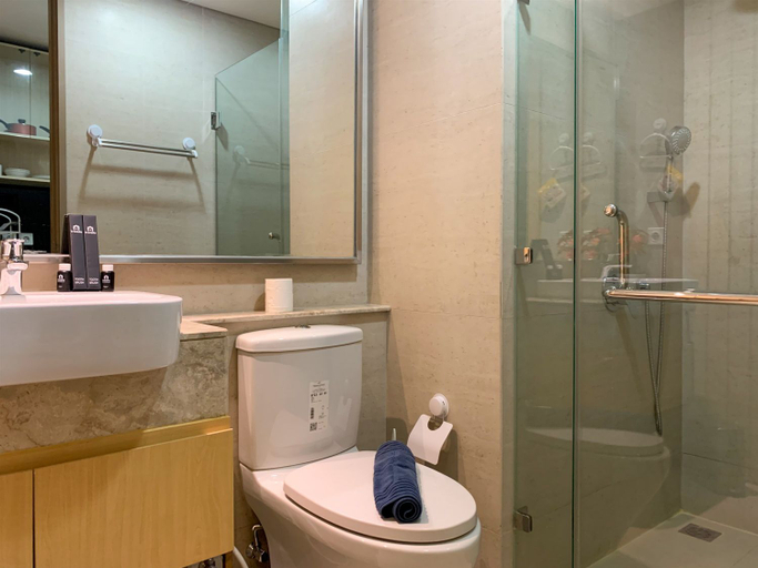 Bathroom 5, Minimalist Studio Room at Gold Coast Apartment By Travelio, North Jakarta
