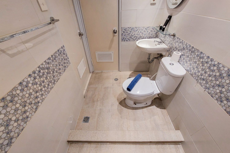 Bathroom 5, Comfort and Comfy 2BR at Great Western Resort Apartment By Travelio, Tangerang