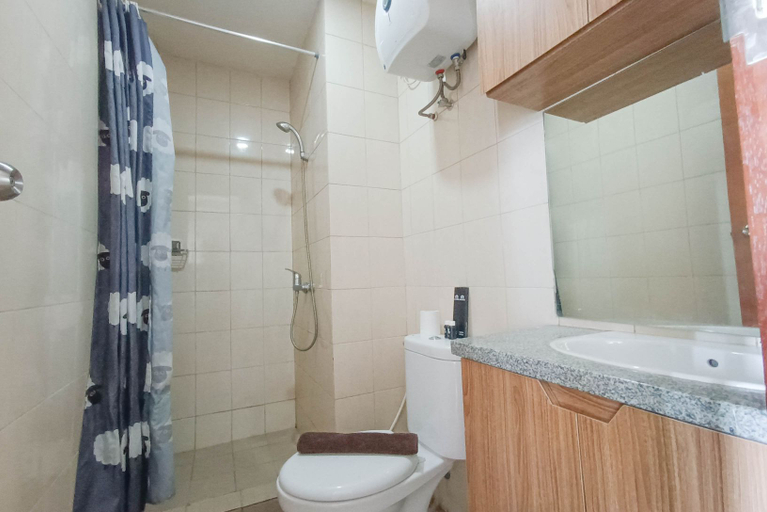 Bathroom 5, Nice and Homey 2BR at Vida View Makasar Apartment By Travelio, Makassar