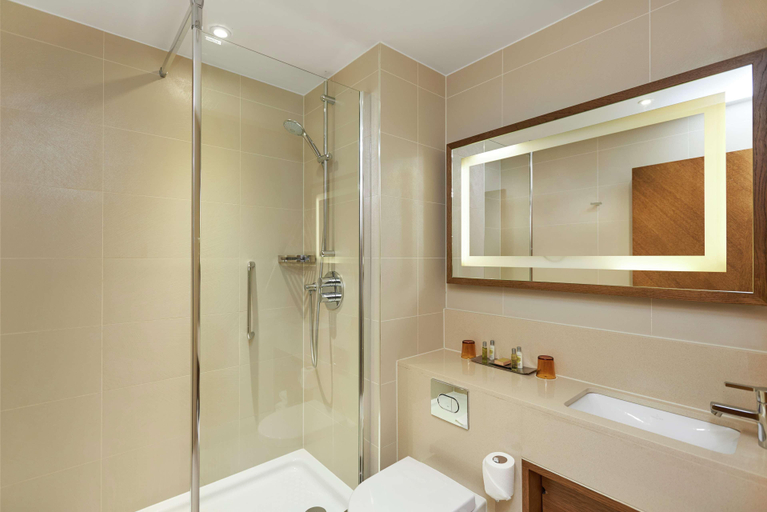 Bathroom 5, DoubleTree by Hilton Hotel London - Hyde Park, London