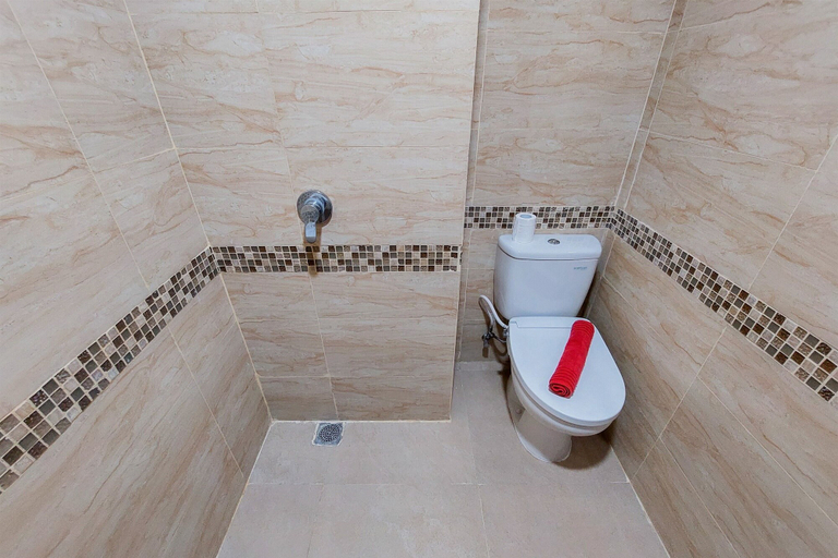 Bathroom 2, Cozy Living Studio Apartment At B Residence, South Tangerang