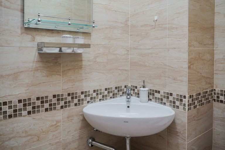 Bathroom 2, Comfortable and Cozy Living Studio Room Apartment at B Residence, South Tangerang
