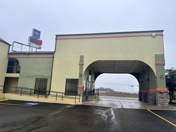 Exterior & Views 2, SureStay Hotel by Best Western Mt Pleasant, Titus