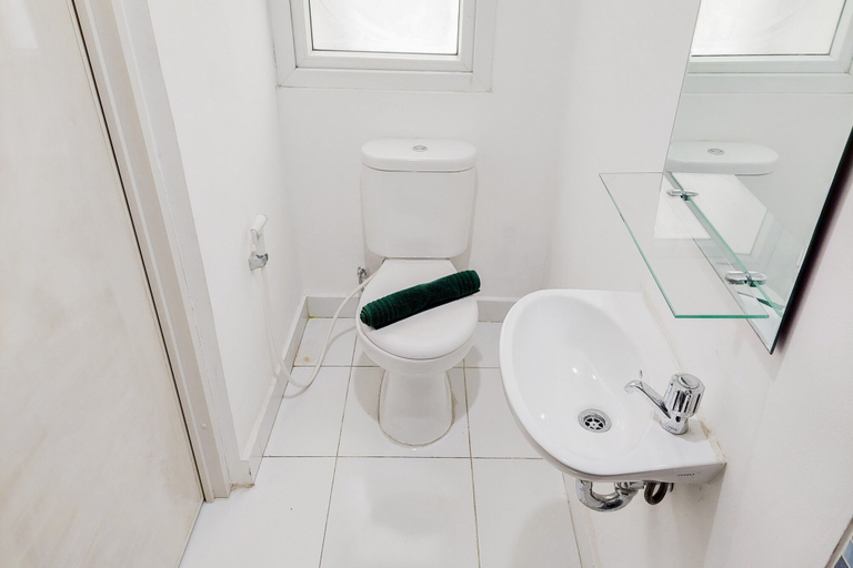 Bathroom 2, Comfort Studio Apartment At Aeropolis Residence, Tangerang
